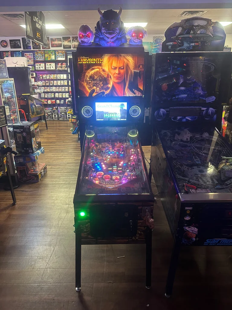 Jim-Hensons-Labyrinth-Pinball-Machine-with-Official-Topper-for-sale-14.webp